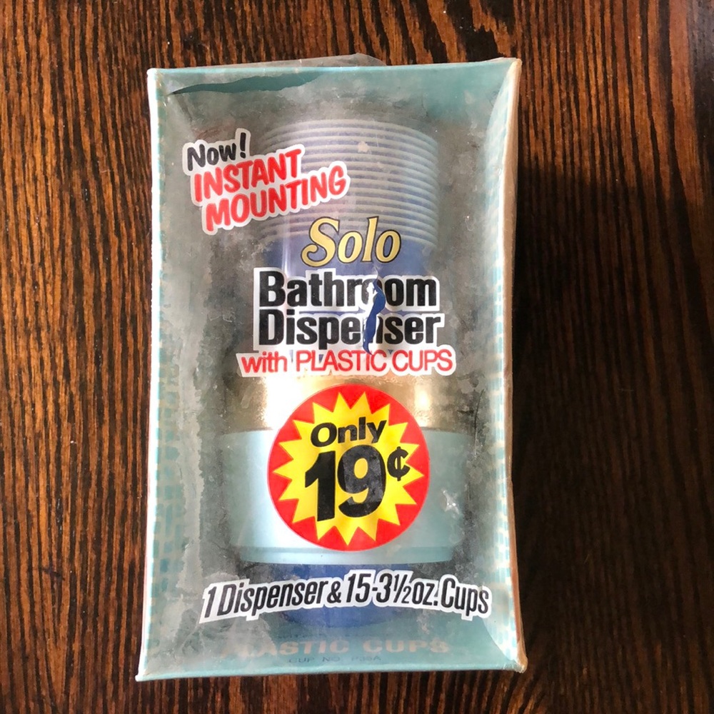Vintage Solo Bathroom Dispenser with Plastic Cups